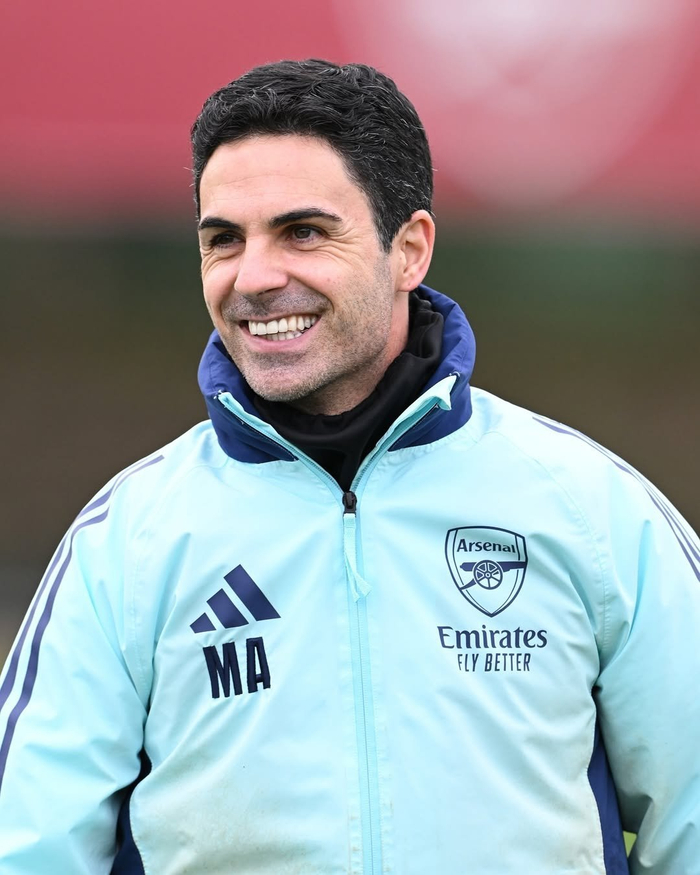 2025赛季，成都蓉城以红焰为刃、热血为甲，在三...（2025赛季，成都蓉城执赤焰为锋、披热血为甲，在三...）