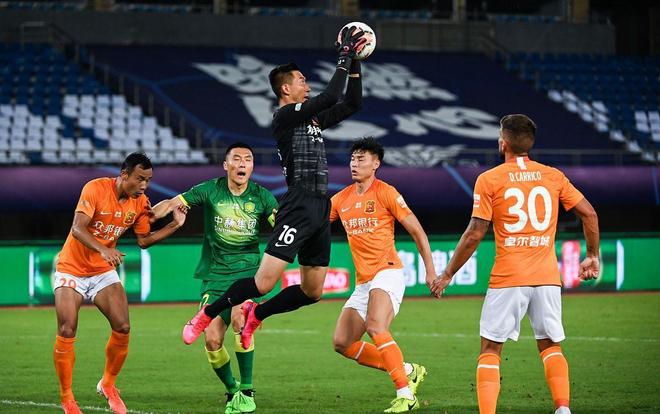 C罗晒与特朗普合照：感谢总统先生的盛情邀请及热烈欢迎（C罗晒与特朗普总统合影：感谢其热情邀请与欢迎）