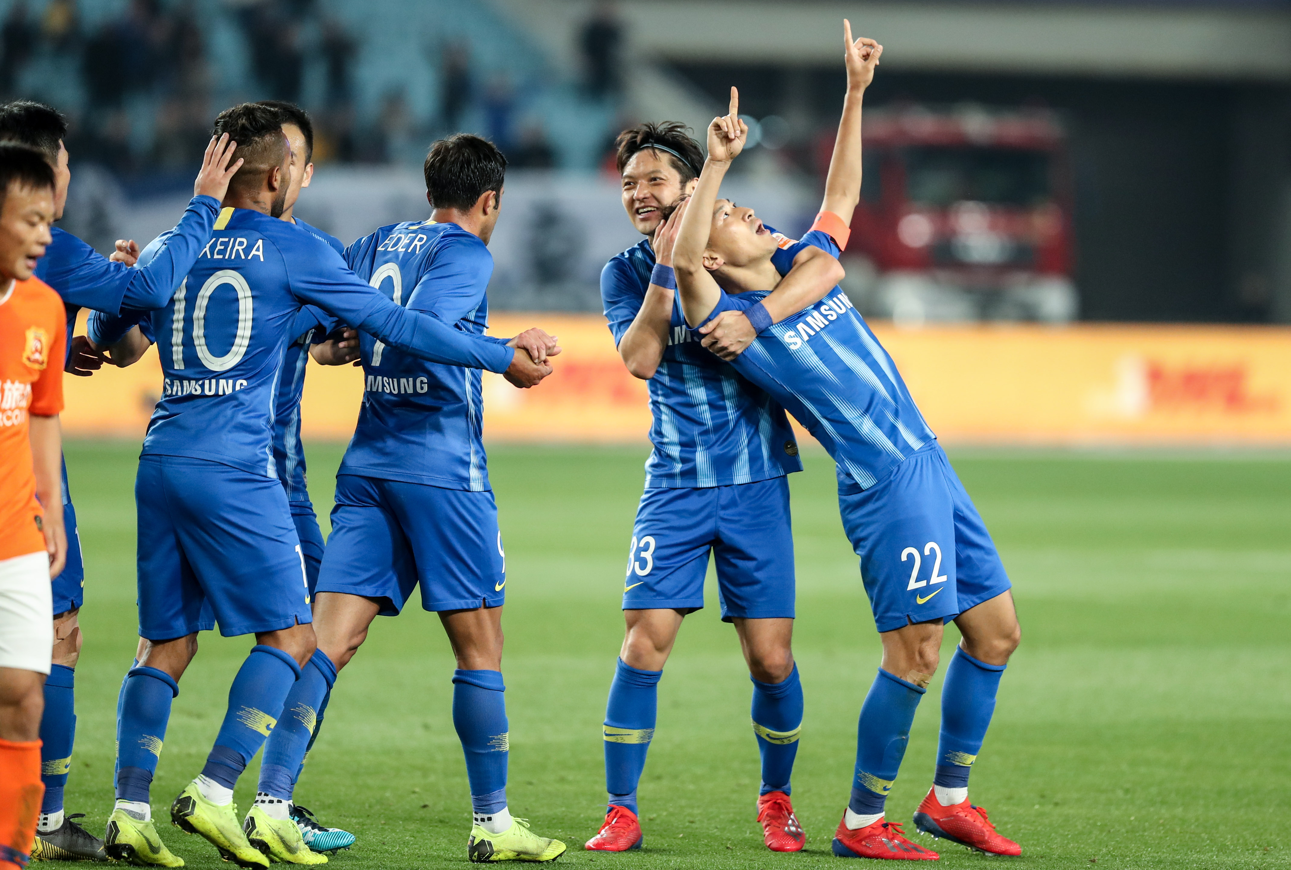 中超比赛精彩回放：上海海港绝杀山东,（中超集锦：上海海港补时绝杀山东）