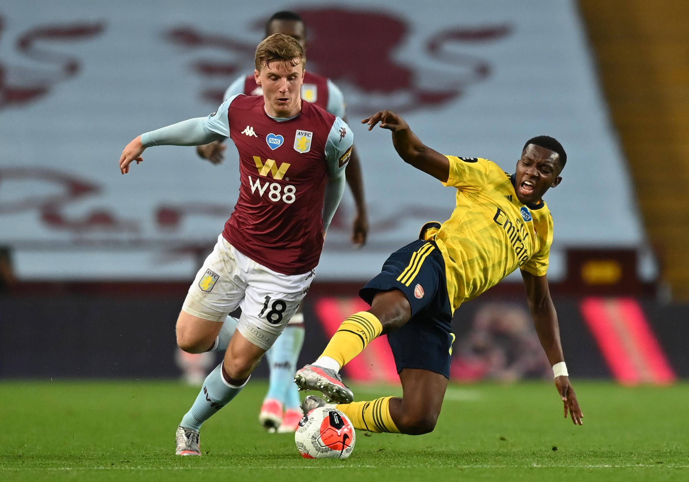 邵佳一告诫小球员：怎么能喝可乐呢，光跟老队员学散漫了（邵佳一批评小将：别学老队员散漫，怎么还能喝可乐？）