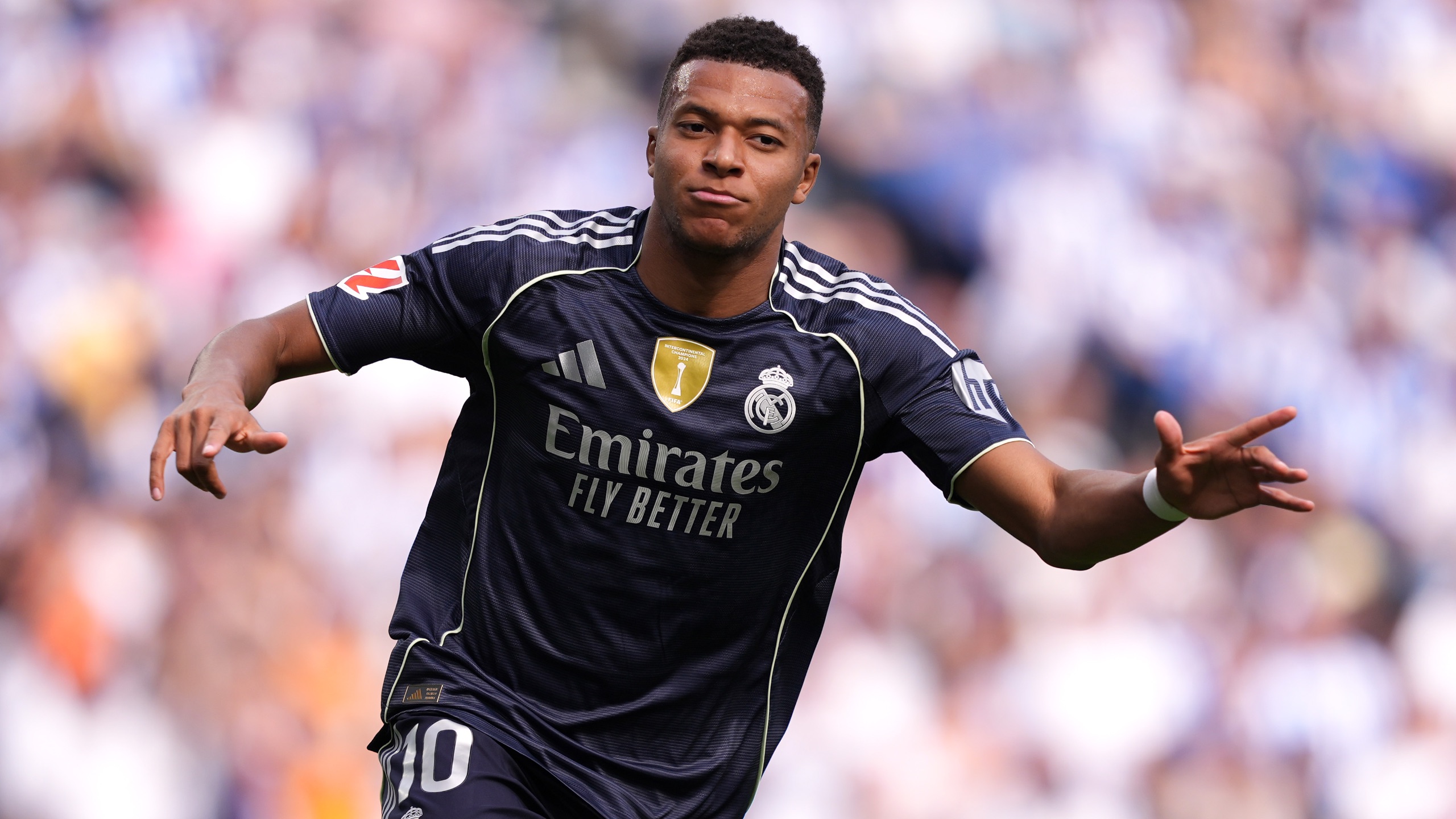 李嗣镕姐弟俩观战足协杯决赛，姐姐晒明媚穿搭，与张稀哲合影（足协杯决赛现场：李嗣镕姐弟看台现身，姐姐晒清新穿搭并与张稀哲合影）