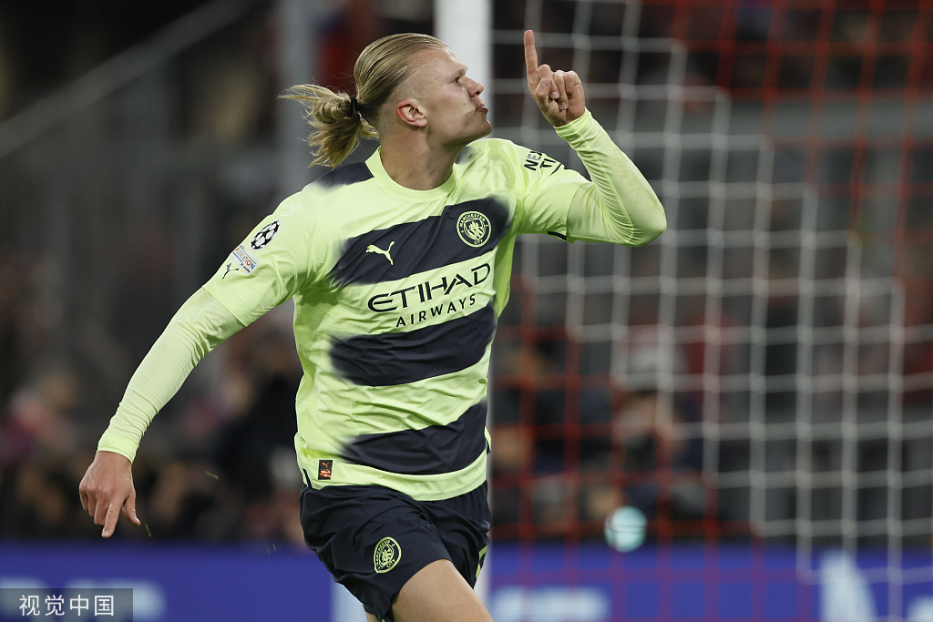 欧冠赛前穆里尼奥与两名昔日弟子重逢，并亲吻了斯内德的光头（欧冠赛前，穆里尼奥与两位旧部相聚，还亲吻了斯内德的光头）