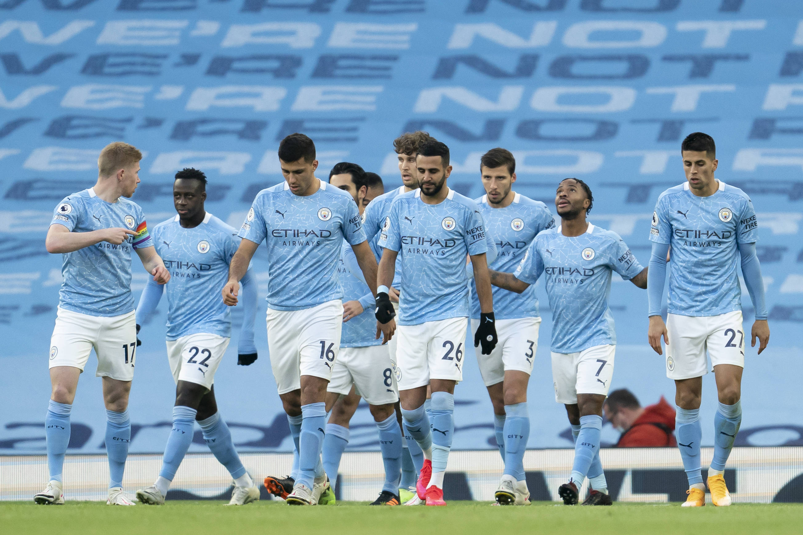 足坛狂欢一夜！欧冠7冠王3-2大逆转登顶意甲，红魔4-1大胜中资球队升第6（欧陆足坛沸腾！欧冠七冠豪门3-2逆转登顶意甲，红魔4-1痛击中资球队跃居第六）