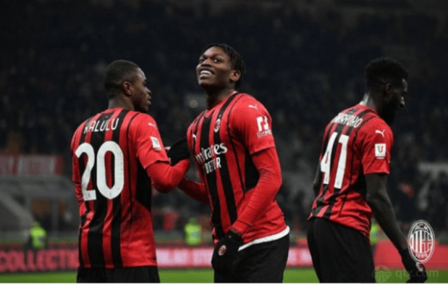 萨拉赫欧冠遭除名！利物浦内讧升级，功勋巨星与俱乐部彻底决裂（欧冠名单不见萨拉赫！利物浦风波加剧，功勋巨星与俱乐部分道扬镳）