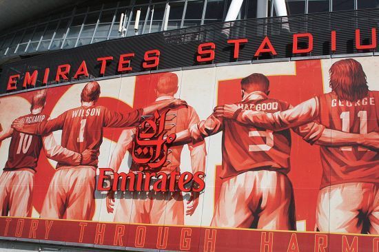 铁人引进迪力穆拉提!申花续约吴曦，超级杯国安海港决战南京奥体（迪力穆拉提加盟铁人，申花续约吴曦；超级杯国安对决海港于南京奥体）