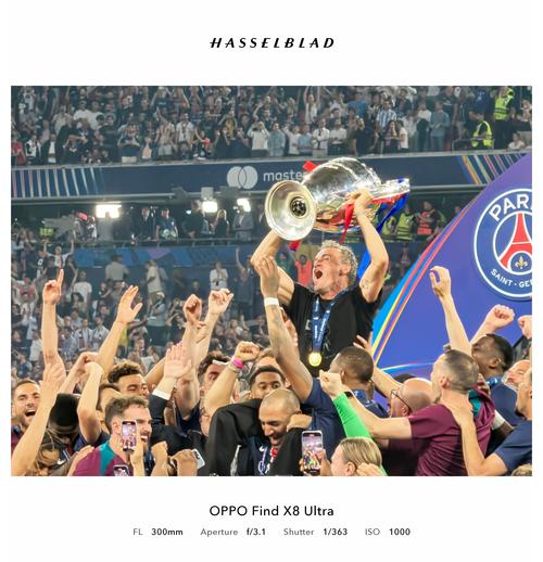 广州小学生观战轮椅篮球赛为运动员加油